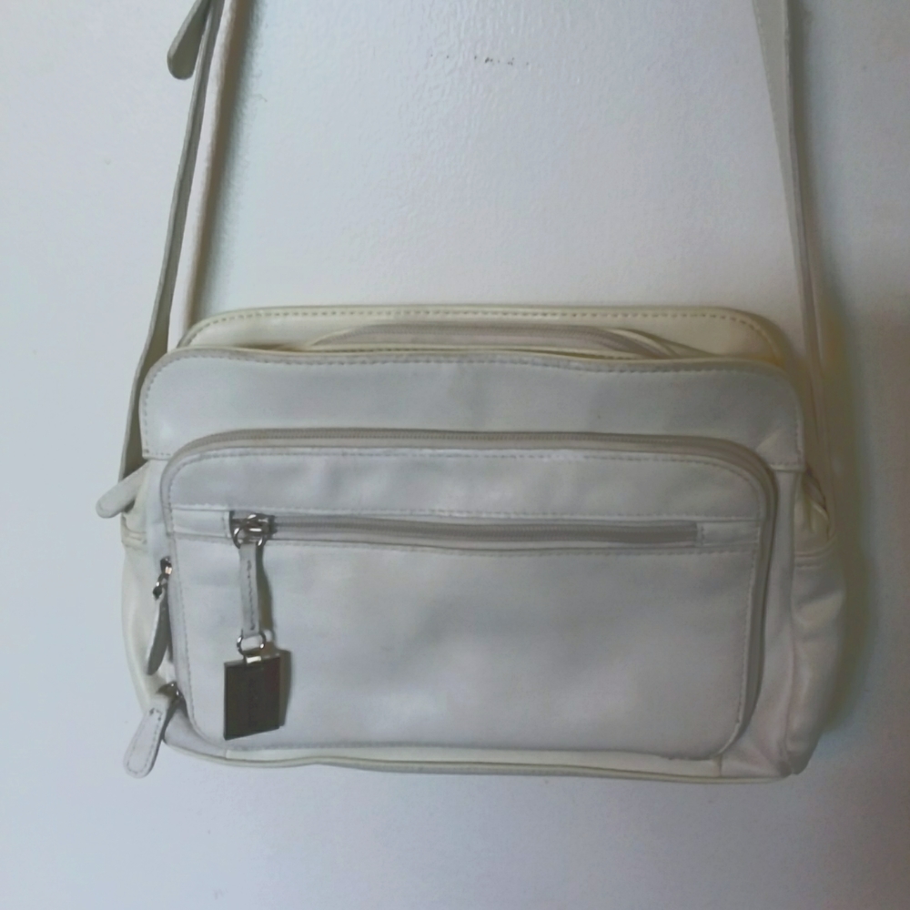AURIELLE Cross body purse.